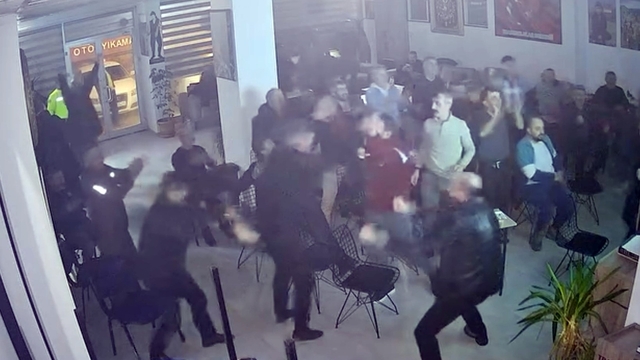 Şampiyonluk yolunda rahat nefes aldıran gol
Düzceli Trabzonsporluları coşturdu
Son dakika golünde Trabzonsporlu taraftarlar yerinde duramadı