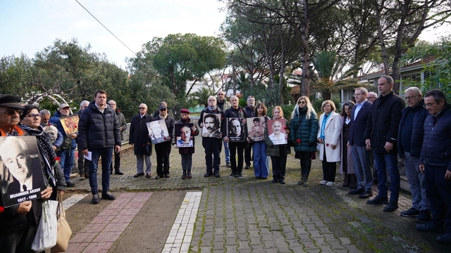 Gazeteci Uğur Mumcu ölümünün 33. yılında Ayvalık'taki evinin önünde anıldı