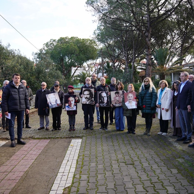 Gazeteci Uğur Mumcu ölümünün 33. yılında Ayvalık'taki evinin önünde anıldı