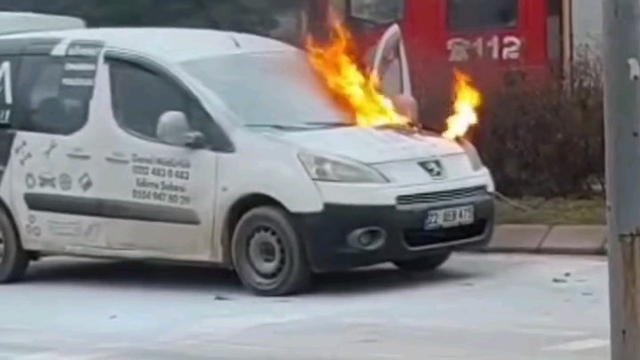 Kavşakta alevli anlar, trafik kilitlendi