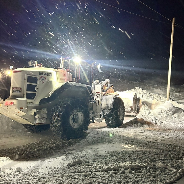 Hakkari'de kar ve tipide mahsur kalanlar ekiplerce kurtarıldı