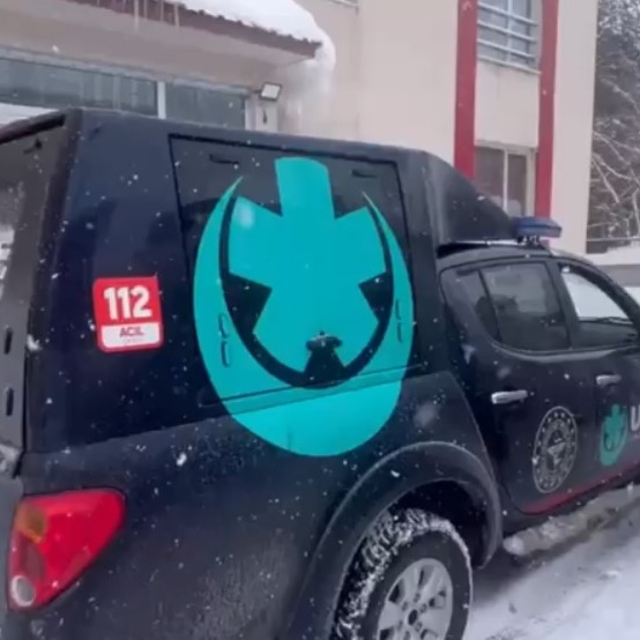 Diyabetli çocuk, kar yağışı ve çığ riskinin bulunduğu köyden alınıp hastane...