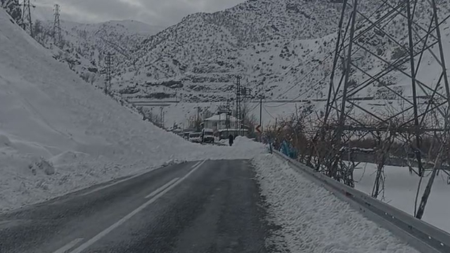 Hakkari'de Van ve Çukurca kara yollarında 3 ayrı noktaya çığ düştü