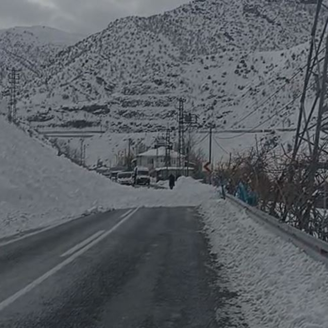 Hakkari'de Van ve Çukurca kara yollarında 3 ayrı noktaya çığ düştü