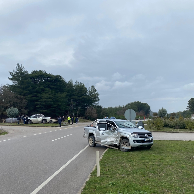 Çanakkale'de iki pikabın çarpıştığı kazada 2 kişi yaralı
