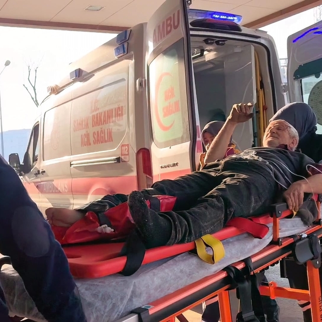 Devrilen istif haldeki demirlerin altında kalan işçi yaralandı