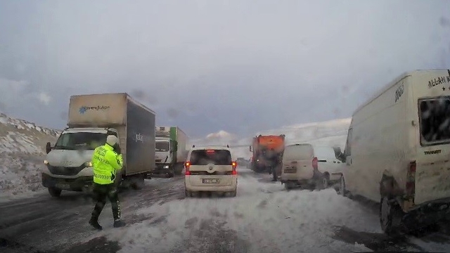 Erzurum'da etkili olan tipi çevre illerle olan ulaşımı aksatıyor