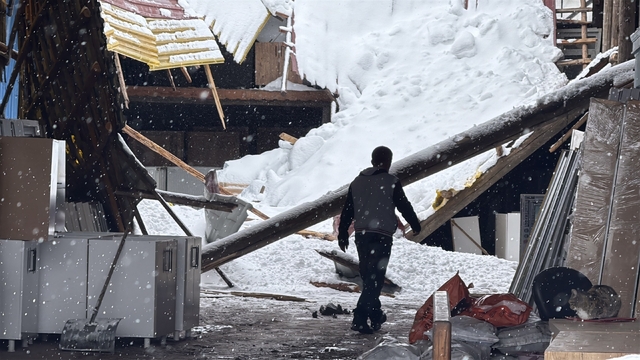 Son yılların en yoğun kar yağışı, hayatı olumsuz etkiledi
Sivas'ta çatılar çöktü, iş makinaları devrildi