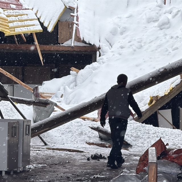 Son yılların en yoğun kar yağışı, hayatı olumsuz etkiledi
Sivas'ta çatılar...