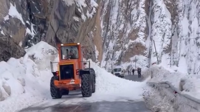 Hakkari-Yüksekova kara yoluna çığ düştü