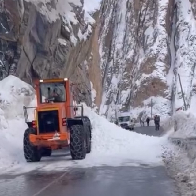 Hakkari-Yüksekova kara yoluna çığ düştü