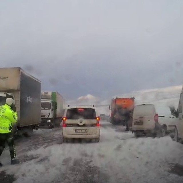 Erzurum'da etkili olan tipi çevre illerle olan ulaşımı aksatıyor
