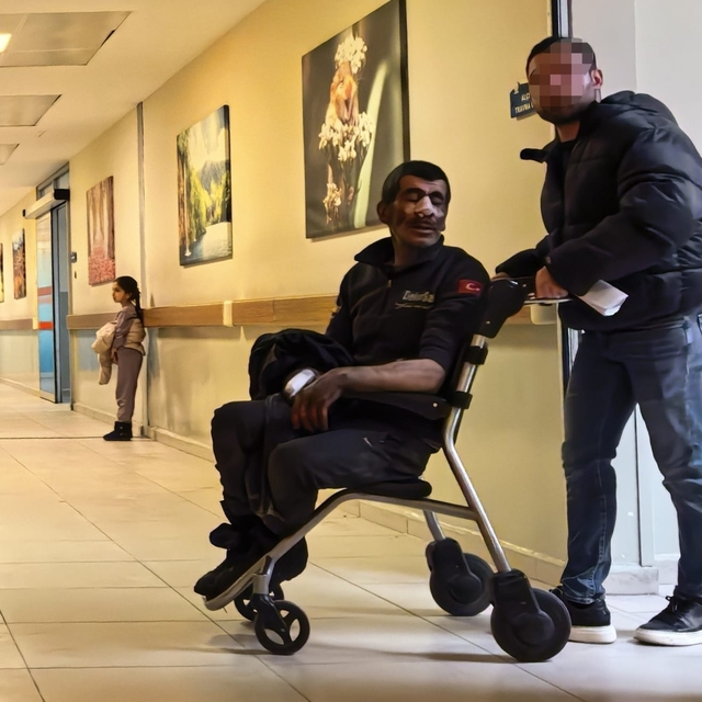 Tamir sırasında hava bastığı lastik patlayınca yaralandı