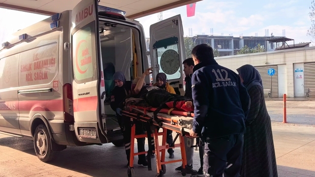 İnşaat demirlerinin altında kalan işçi yaralandı