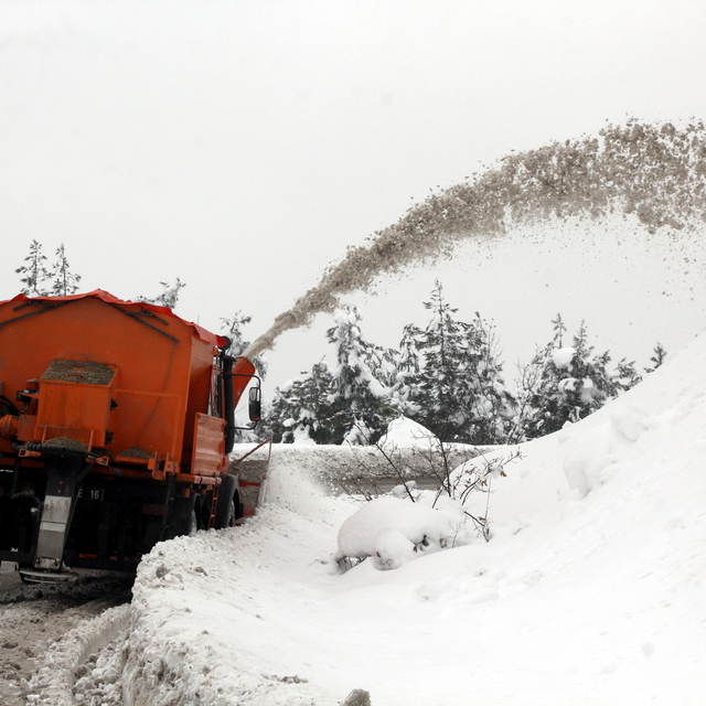 Beypazarı'nda karla mücadele devam ediyor