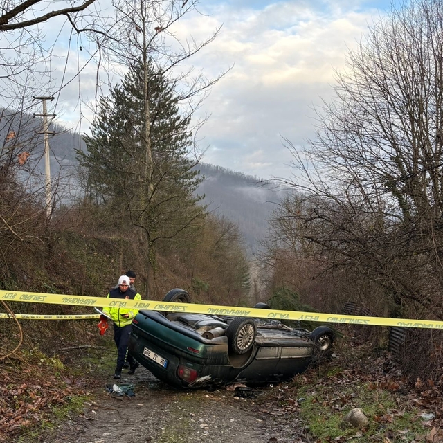 Devrilen otomobilin sürücüsü öldü