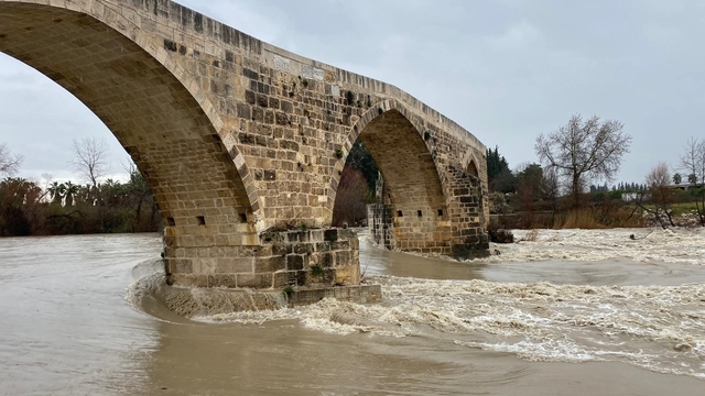 Antalya'da sağanak taşkına yol açtı
Serik'te Köprüçayı taştı, ırmak kenarındaki restoran su altında kaldı
Vatandaşlar kümeste mahsur kalan tavuklarını suyun içine girip kurtardı