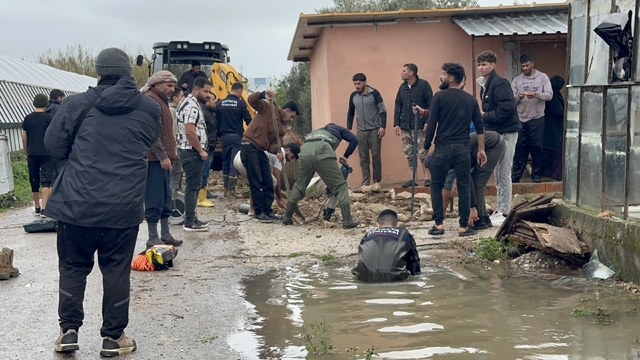 Kardeşleri ve arkadaşlarıyla oynarken tahliye kanalına düşen 3 yaşındaki Berra hayatını kaybetti
Kanaldaki menfezde kırma işlemi yapan ekipler, çocuğun cansız bedenine ulaştı