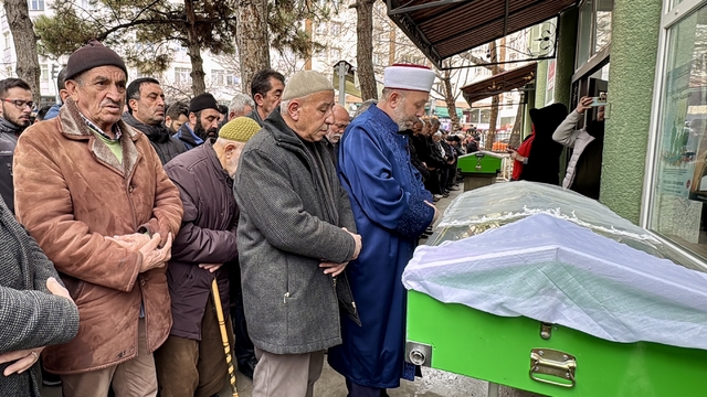 İzmir'de uğradığı silahlı saldırıda hayatını kaybeden kadının cenazesi Kırşehir'de defnedildi