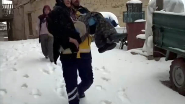 90 yaşındaki hastayı kucağını alarak ambulansa taşıdı