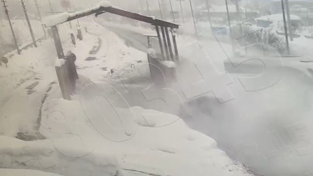 Bitlis'te 4 polisin yaralandığı kaza kamerada