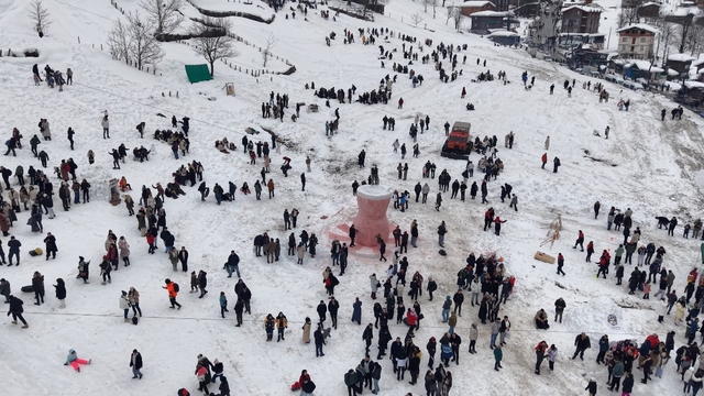 Ayder'de kar festivali kayakla başladı; kardan çay bardağı görücüye çıktı