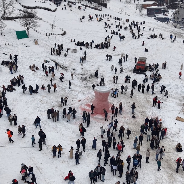 Ayder'de kar festivali kayakla başladı; kardan çay bardağı görücüye çıktı