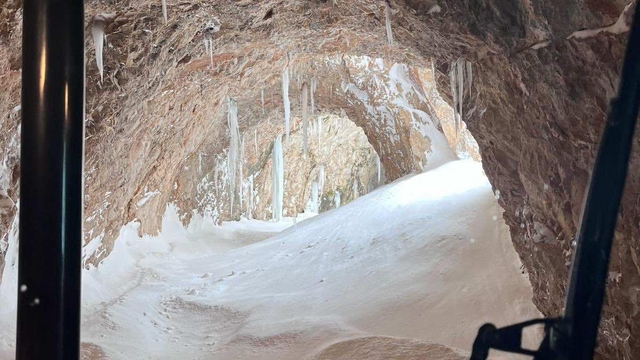 Erzincan'ın Kemaliye ilçesindeki Taş Yolu'na çığ düştü