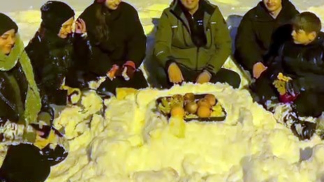 Başkan yolda kalan yolcuları evlerine ulaştırdı
Sivas Belediye Başkanı Dr. Adem Uzun, kapanan yolda otobüs bekleyen yolcuları evlerine ulaştırdı