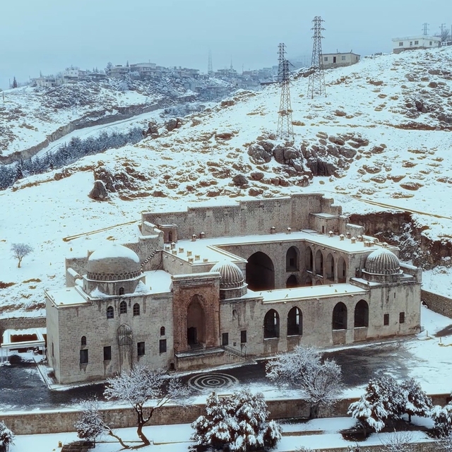 Mardin'de Kasımiye Medresesi'nin kar altındaki manzarası dronla görüntülend...