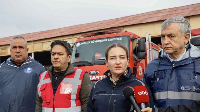 Başkan Vekili Özdemir: "Son 24 saatte metrekareye 200 mm yağış düştüğü tespit edildi"
Antalya Büyükşehir Belediye Başkan Vekili Büşra Özdemir:  "Tüm ekiplerimizle sahadayız"
"Son 24 saat de özellikle bazı ilçelerimiz ortalamanın üzerinde bir yağış gerçekleşirken, yaklaşık 200 mm yağış düştüğü tespit edilmiştir"
"Antalya genelinde 232 su baskını, 37 mahsur kalma olayı gerçekleşmiş olup, 85 vatandaşımız kurtarılmıştır. İtfaiye ekiplerimiz toplam 269 vakaya müdahale etmiştir."