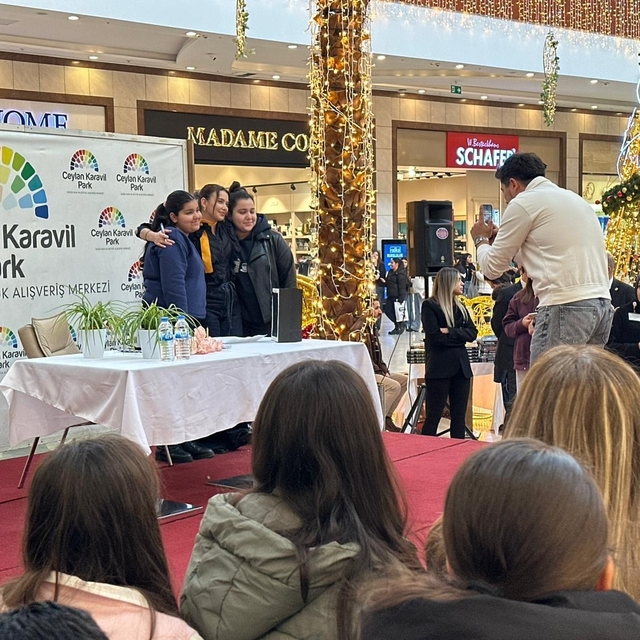Ceylan Karavil Park AVM'de Beyza Alkoç imza günü yoğun ilgi gördü