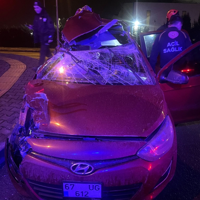 Otomobil, TIR'a çarptı: 2 ölü, 1 yaralı (2)