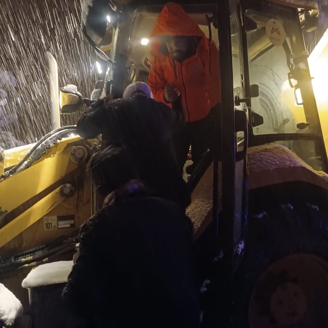 Mersin'de yolu kapanan mahalledeki hasta ekiplerin çalışmasıyla hastaneye u...