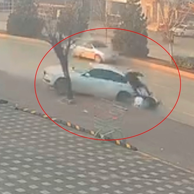 Otomobil önce motosiklete ardından da yol kenarındaki ağaca çarptı