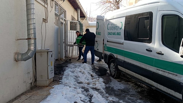 Alacak meselesi nedeniyle arkadaşı tarafından otomobilde tabancayla öldürüldü