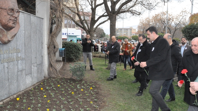 Uğur Mumcu, Salihli'de karanfillerle anıldı