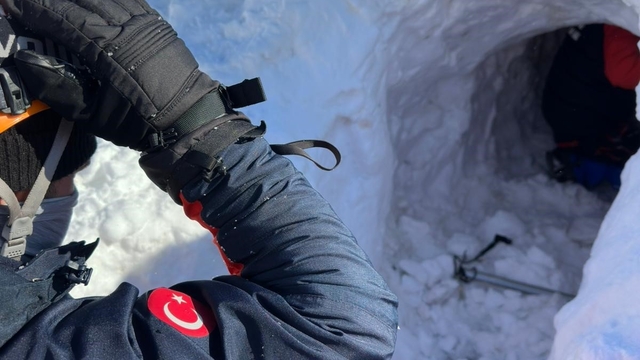 Afetlerin kahramanları, çığ tatbikatı yaptı