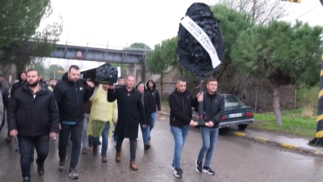 TORKU'ya siyah tabutlu eylem
TES-İŞ'ten TORKU'ya 'Hakkımızı geciktirmeyin' çağrısı
Soma Termik Santrali önünde siyah tabutlu eylem