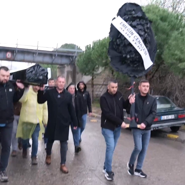 TORKU'ya siyah tabutlu eylem
TES-İŞ'ten TORKU'ya 'Hakkımızı geciktirmeyin'...