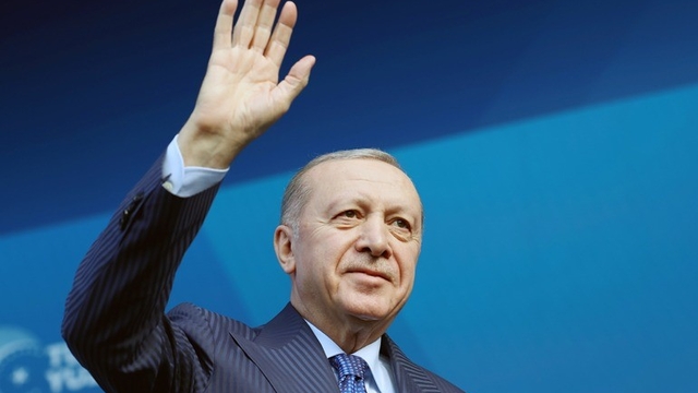 Cumhurbaşkanı Erdoğan: "Bizimle laf değil eser, hizmet yarıştırın"
"Çok zorlu süreçleri çok başarılı bir şekilde yönettik"