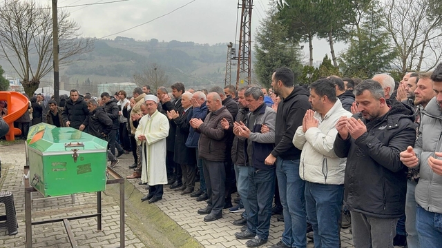 Otomobilin tıra ok gibi saplandığı kaza güvenlik kamerasında
Feci kazada hayatını kaybeden iki kişi toprağa verildi