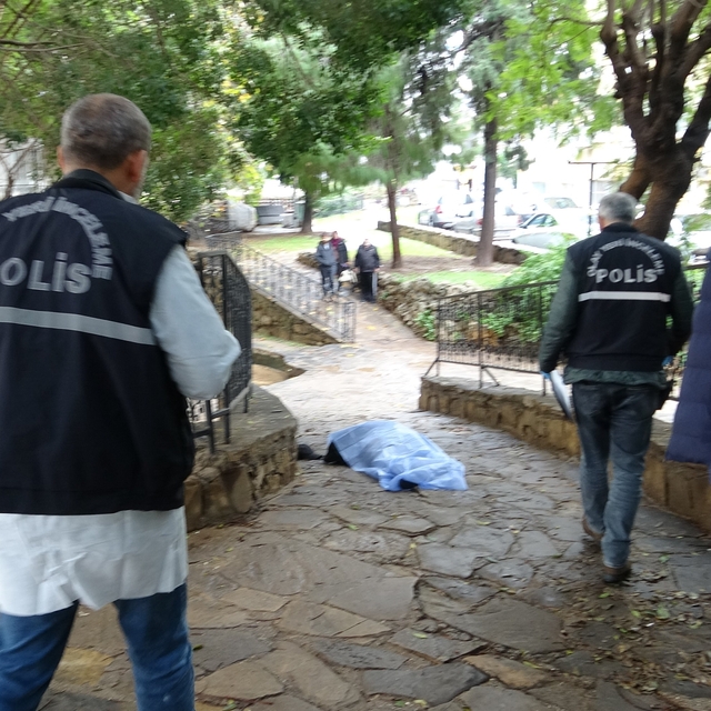 Evinin önündeki parkta ölü bulundu