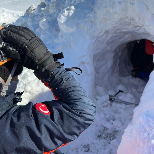 Afetlerin kahramanları, çığ tatbikatı yaptı