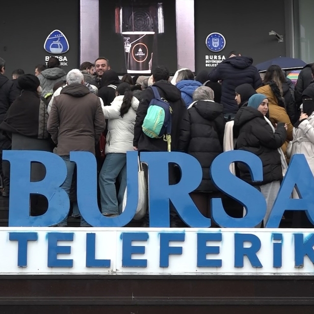 500 metreyi aşan kuyruk, sadece ona binebilmek için
Binlerce kişi, saatlerc...