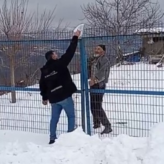 Yolu kardan kapanan mezradaki hastanın ilaçları kepçeyle ulaştırıldı