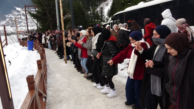 Uzungöl'ün çevresinde binlerce kişi horon halkası oluşturdu