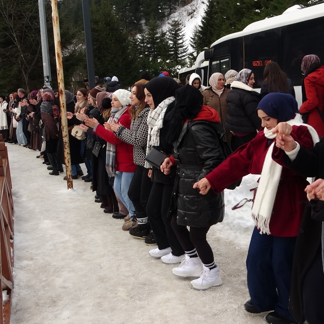 Uzungöl'ün çevresinde binlerce kişi horon halkası oluşturdu