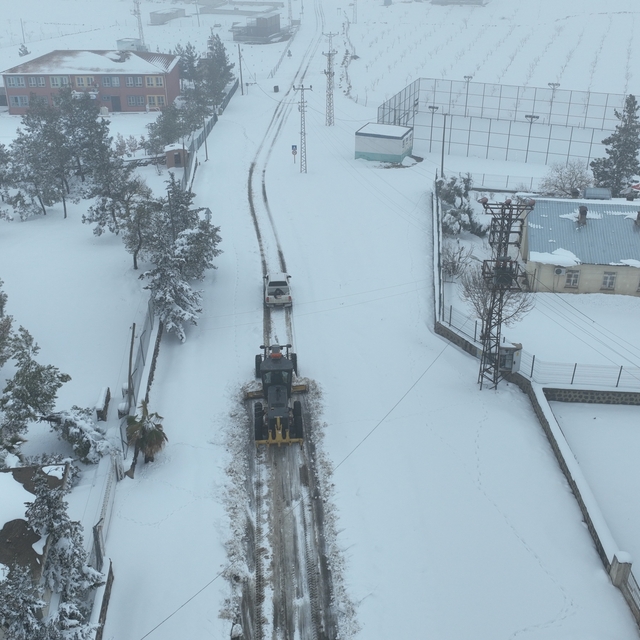 Şanlıurfa'da karla mücadele çalışmaları sürüyor