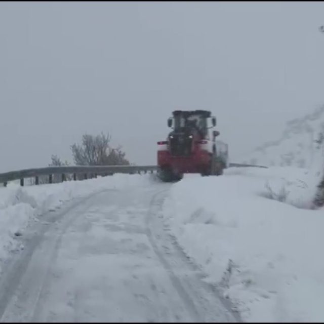 Yolu kapanan köydeki şehit ailesi için ekipler seferber oldu